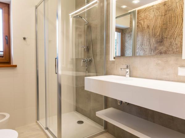 Royal Hill Residence : photo 6 de la chambre apartment with balcony with mountain view