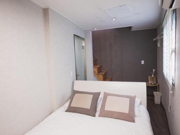 Myeongdong Artmonstay : photo 3 de la chambre chambre familiale avec terrasse