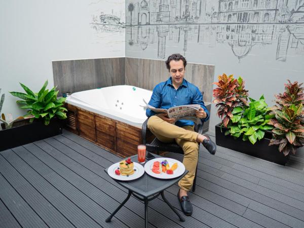 Hotel Punto MX : photo 3 de la chambre suite lit queen-size avec baignoire spa