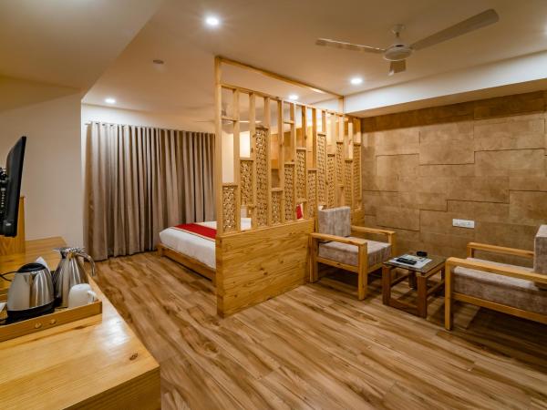 Hotel Pleasant Lake : photo 2 de la chambre suite lit king-size