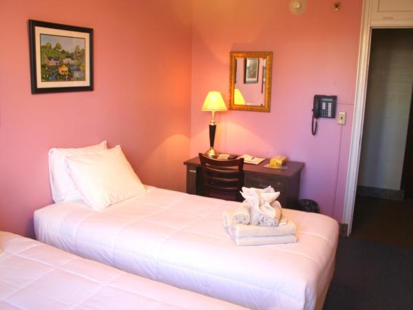 Leo House : photo 2 de la chambre chambre double avec salle de bains privative