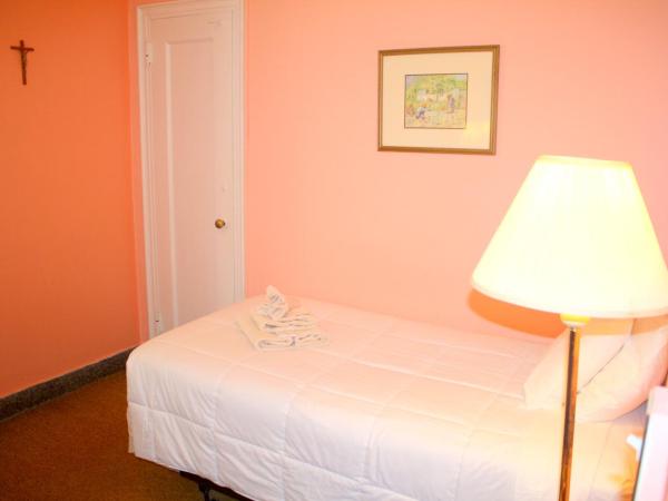 Leo House : photo 1 de la chambre chambre simple avec salle de bains commune