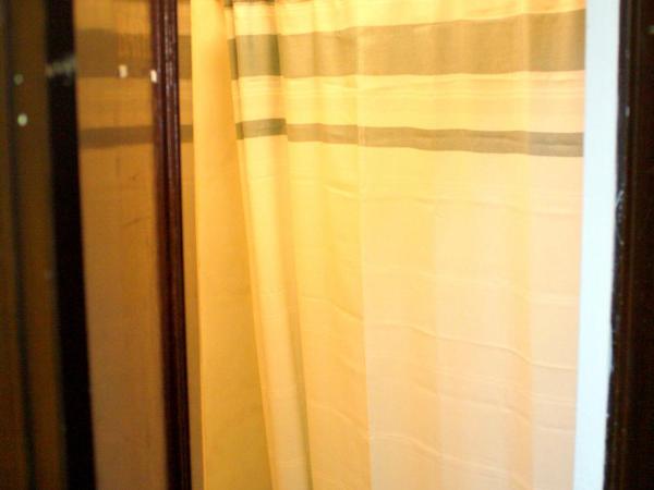 Leo House : photo 4 de la chambre chambre double avec salle de bains privative