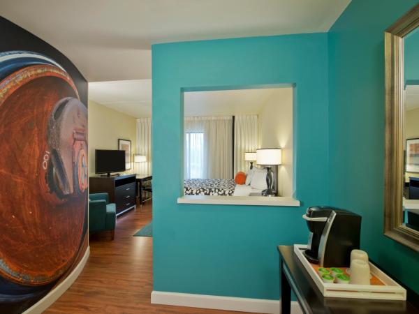 Hotel Indigo Atlanta Airport College Park, an IHG Hotel : photo 4 de la chambre luxueuse chambre king avec balcon