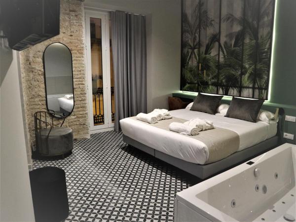 YOU & CO. Quart Boutique : photo 2 de la chambre chambre double de luxe avec baignoire spa 