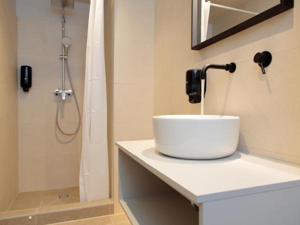 Maverick Urban Lodge : photo 3 de la chambre chambre lits jumeaux standard