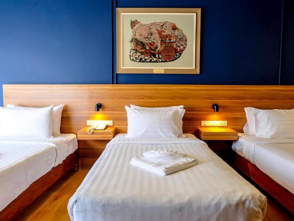 Siri Oriental Bangkok Hotel : photo 9 de la chambre chambre triple avec balcon