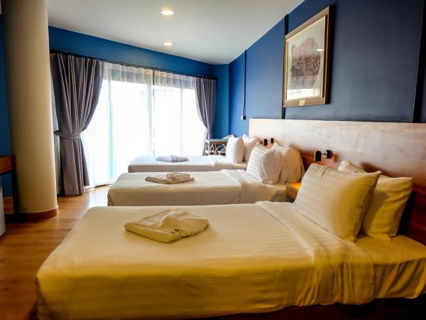 Siri Oriental Bangkok Hotel : photo 10 de la chambre chambre triple avec balcon