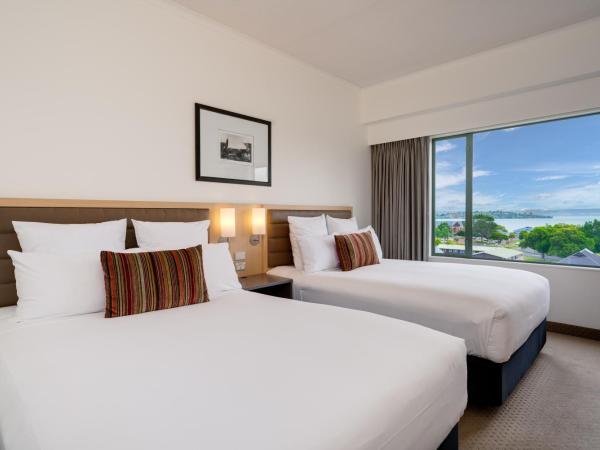 Novotel Rotorua Lakeside : photo 1 de la chambre chambre lits jumeaux supérieure avec 2 lits doubles - vue sur lac