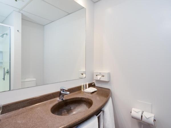 ibis Rotorua : photo 2 de la chambre chambre double avec 2 lits doubles et vue sur le lac
