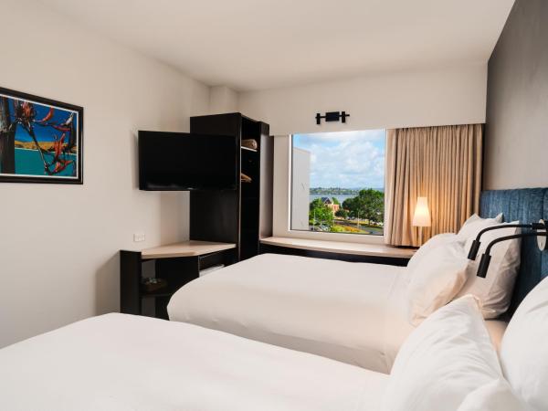 ibis Rotorua : photo 5 de la chambre chambre double avec 2 lits doubles et vue sur le lac