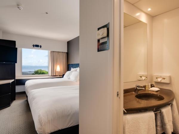 ibis Rotorua : photo 3 de la chambre chambre double avec 2 lits doubles et vue sur le lac