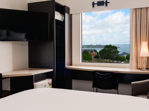 ibis Rotorua : photo 3 de la chambre chambre lit king-size - vue sur lac