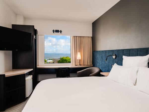 ibis Rotorua : photo 4 de la chambre chambre lit king-size - vue sur lac