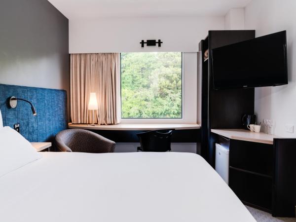 ibis Rotorua : photo 4 de la chambre chambre lit king-size - vue sur ville