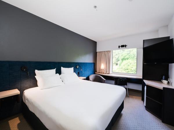 ibis Rotorua : photo 3 de la chambre chambre lit king-size - vue sur ville