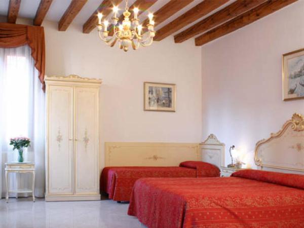 Hotel At Leonard : photo 1 de la chambre chambre triple