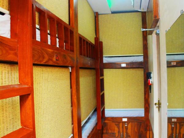 Hotel Nest N Rest - Mumbai : photo 2 de la chambre dortoir pour hommes de 6 lits