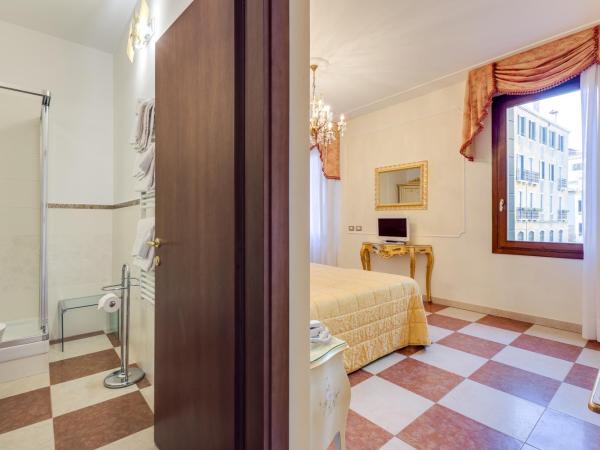 Hotel At Leonard : photo 1 de la chambre chambre double ou lits jumeaux - vue sur canal