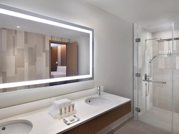 Holiday Inn & Suites - Dubai Festival City Mall, an IHG Hotel : photo 3 de la chambre suite junior lit king-size