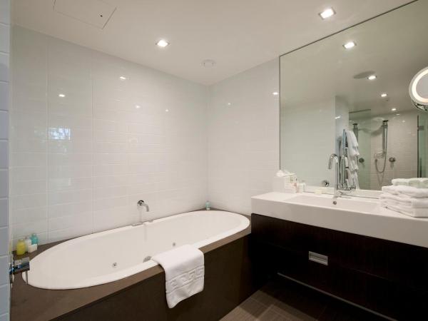 The George : photo 6 de la chambre suite de luxe avec baignoire spa