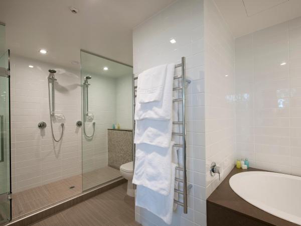 The George : photo 7 de la chambre suite de luxe avec baignoire spa