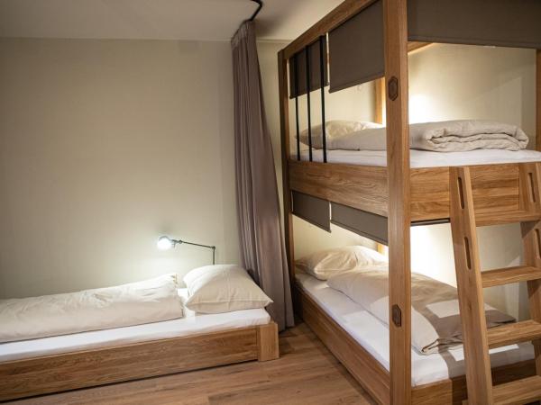 Roomie Alps Design Hostel : photo 10 de la chambre lits superposés en dortoir mixte (9 adultes)