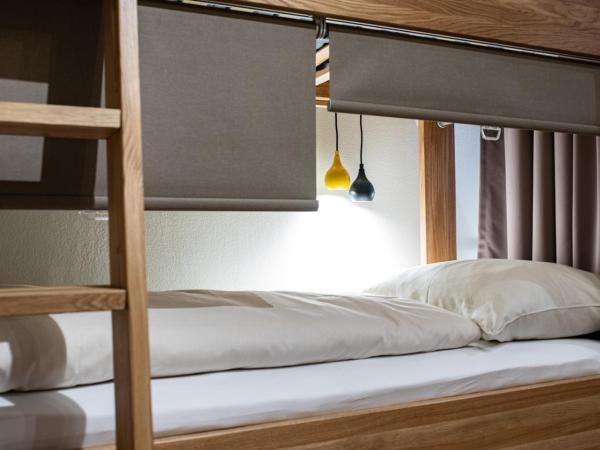 Roomie Alps Design Hostel : photo 3 de la chambre lit simple en dortoir féminin (8 adultes) 