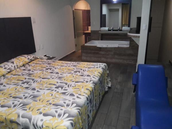 Hotel & Villas 7 : photo 5 de la chambre chambre lit queen-size avec baignoire spa