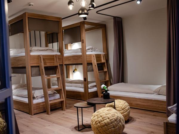 Roomie Alps Design Hostel : photo 4 de la chambre lit simple en dortoir féminin (8 adultes) 