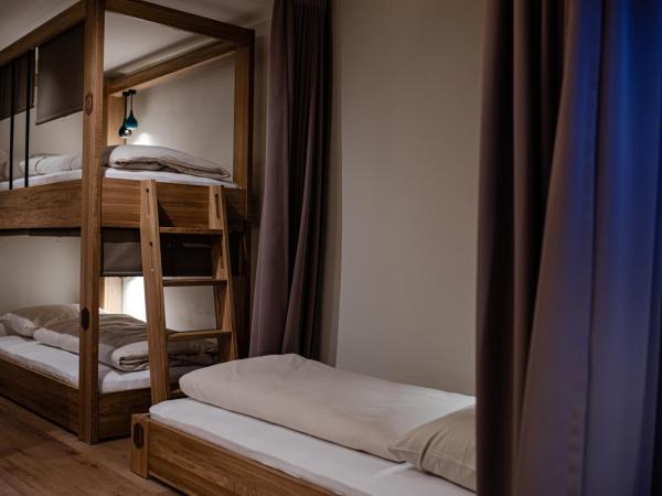 Roomie Alps Design Hostel : photo 4 de la chambre lit simple dans dortoir de 10 lits