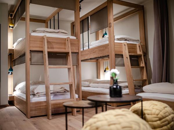 Roomie Alps Design Hostel : photo 5 de la chambre lit simple en dortoir féminin (8 adultes) 