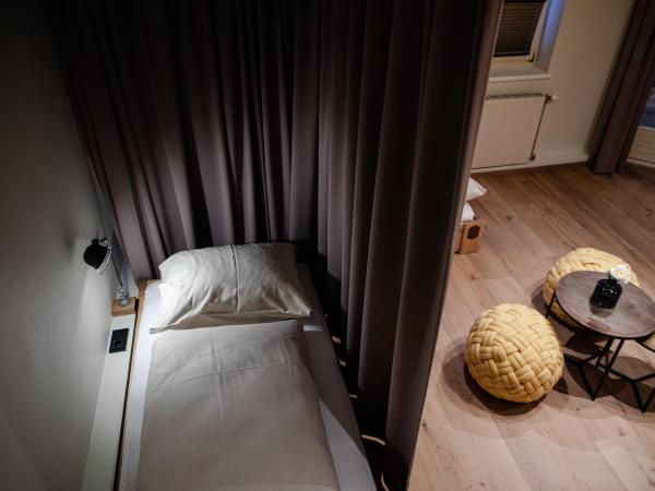 Roomie Alps Design Hostel : photo 8 de la chambre lit simple en dortoir féminin (8 adultes) 