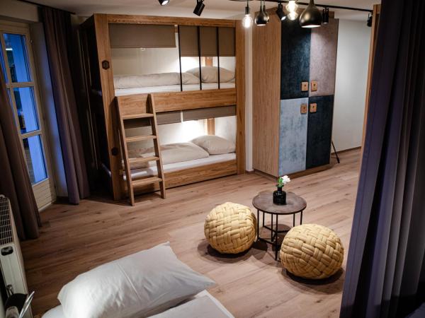 Roomie Alps Design Hostel : photo 9 de la chambre lit simple en dortoir féminin (8 adultes) 
