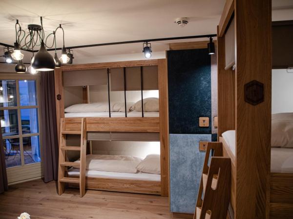 Roomie Alps Design Hostel : photo 10 de la chambre lit simple en dortoir féminin (8 adultes) 