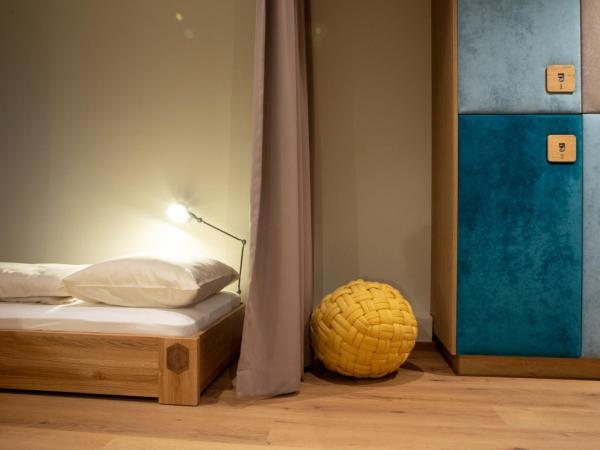 Roomie Alps Design Hostel : photo 4 de la chambre lit simple dans dortoir pour hommes (9 adultes)