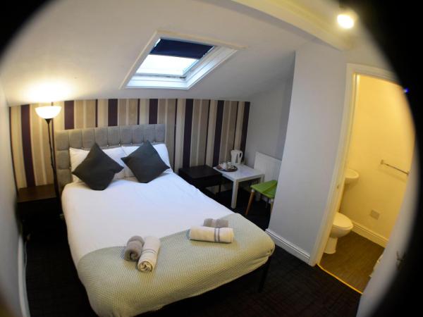 Queens Guesthouse Manchester : photo 8 de la chambre chambre double avec salle de bains privative