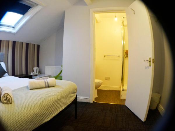Queens Guesthouse Manchester : photo 10 de la chambre chambre double avec salle de bains privative