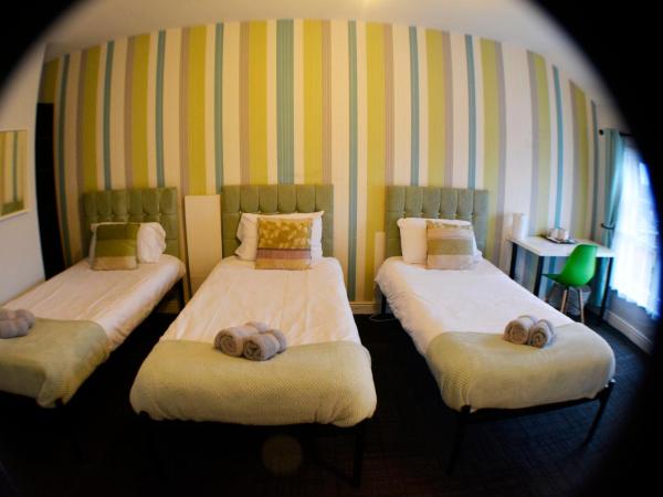 Queens Guesthouse Manchester : photo 7 de la chambre chambre triple confort