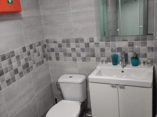 Suites & Apartments - DP Setubal : photo 7 de la chambre chambre double avec salle de bains privative