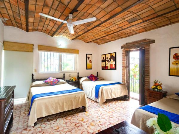 Hotel Posada De Roger : photo 3 de la chambre chambre familiale avec balcon