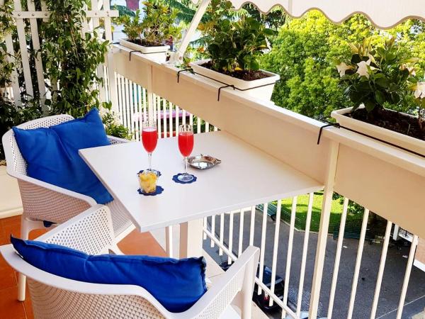 Melody Sorrento Suites : photo 8 de la chambre chambre double deluxe avec balcon