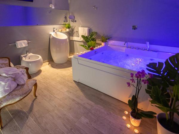 Duomo Luxury Suite Catania : photo 2 de la chambre suite deluxe avec baignoire spa