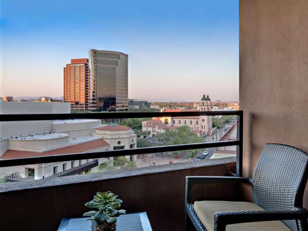 Hyatt Regency Phoenix : photo 9 de la chambre chambre lit king-size avec balcon