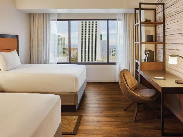 Hyatt Regency Phoenix : photo 9 de la chambre chambre avec 2 lits queen-size et douche accessible aux personnes à mobilité réduite