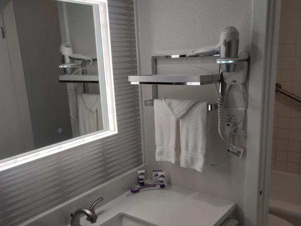 Kings Inn : photo 4 de la chambre chambre avec 2 lits - vue sur piscine