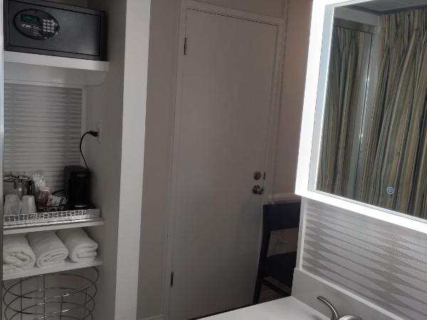 Kings Inn : photo 7 de la chambre chambre avec 2 lits - vue sur piscine