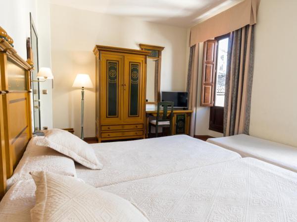 Hotel Plaza Nueva : photo 3 de la chambre chambre lits jumeaux avec lit d’appoint - 301