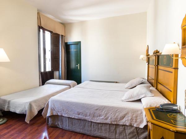 Hotel Plaza Nueva : photo 7 de la chambre chambre lits jumeaux avec lit d’appoint - 301