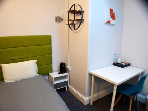 Gorton Mount Hotel Manchester : photo 9 de la chambre chambre simple Économique avec salle de bains commune